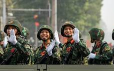 Các khối diễu binh, diễu hành đi trong tiếng hò reo của nhân dân