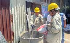 Sawaco hỗ trợ người dân TP.HCM trám giếng khoan tại xã   10 năm sụt lún 44cm