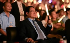 Thủ tướng Phạm Minh Chính cầm lightstick cùng 20.000 khán giả cổ vũ V Fest - Vietnam Today