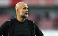 Pep Guardiola gây sửng sốt với màn 'cưỡng hôn' trọng tài