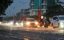Đường sá phố biển Nha Trang ngập trong 'biển mưa', xe cộ ùn ứ