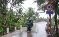 Niềm vui vở oà khi đi qua những cây cầu do Trung tướng Đinh Văn Nơi vận động xây dựng