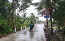 Niềm vui vở oà khi đi qua những cây cầu do Trung tướng Đinh Văn Nơi vận động xây dựng