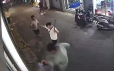 Công an đưa hai người đàn ông hành hung người khác ngất xỉu ở phường Tam Bình về trụ sở làm việc