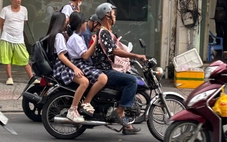 Nhiều phụ huynh 'vô tư' chở con chạy ngược chiều, leo vỉa hè, không đội mũ bảo hiểm đến trường
