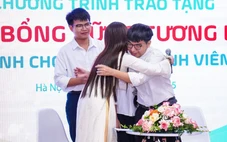 Sinh viên từng là thủ khoa có bố phụ hồ, mẹ mù chữ được nhận học bổng 'Vững tương lai'