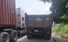 Người dân quay clip xe ben chạy vào làn xe máy, tài xế bị lập biên bản