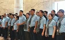 Trí thức TP.HCM dâng hương tại đền thờ Bác Hồ ở Pác Bó