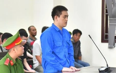 Thấy con nợ của mẹ đi hát karaoke ở Long An, cầm dao đến đâm chết