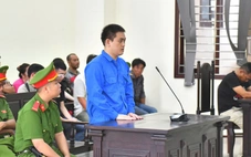 Thấy con nợ của mẹ đi hát karaoke ở Long An, cầm dao đến đâm chết