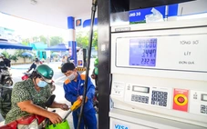 Giá xăng RON95-III giảm gần 500 đồng/lít
