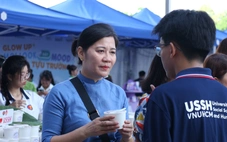 4h sáng, các giảng viên chở xôi đến trường tặng sinh viên