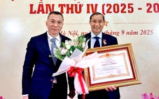 Trao tặng danh hiệu Anh hùng Lao động cho huấn luyện viên Mai Đức Chung