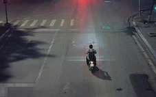 Một góc phố, camera AI phát hiện hàng trăm tài xế xe máy không đội mũ bảo hiểm