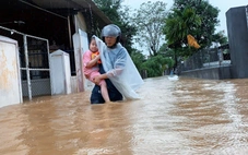 Huế mưa to trắng trời, nhiều khu dân cư ngập sâu do bão Bualoi