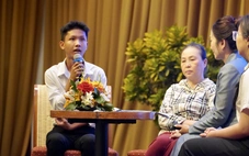 Khóc với sinh viên Cơ Tu phải mượn giày của bạn để đi nhận học bổng