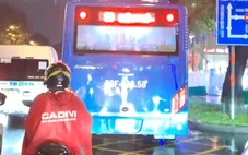 Xác minh clip xe buýt chen ngang, dừng trên vạch 'mắt võng', cản trở xe rẽ phải