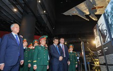 Chủ tịch Duma quốc gia Nga xem MiG-21, hiện vật lịch sử của Việt Nam
