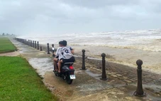 Sóng biển dữ dội trước khi bão Bualoi đổ bộ, một số người vẫn đi ngắm biển