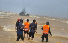 Chìm tàu ở vùng biển ven bờ, đã cứu được 8 người