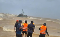 Chìm tàu ở vùng biển ven bờ, 10 người mắc kẹt ngoài khơi