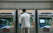 Có thật rút tiền ATM ở Anh từ ngày 1-10 sẽ mất phí?