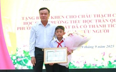 Khen thưởng cậu bé cứu bạn trong vụ thảm án