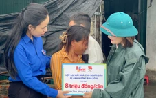 Bà con miền Trung xúc động nhận tiền lợp lại mái nhà sau bão Buloi