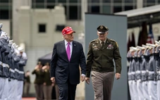 Ông Trump dự họp đột xuất với hàng trăm tướng lĩnh Mỹ