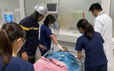 Cứu 8 người mắc kẹt trong bão Bualoi