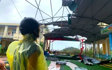 Hiệu trưởng bàng hoàng chứng kiến ngôi trường tan hoang do bão Bualoi