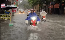 Mưa suốt đêm, sáng nay nhiều tuyến đường Hà Nội bắt đầu ngập