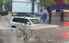 Hà Nội ngập khắp nơi, quân đội điều xe tới trường chở học sinh thoát khỏi điểm ngập sâu