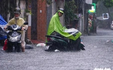 Sở đề nghị trường chủ động, học sinh Hà Nội vẫn đến trường khi mưa ngập lớn