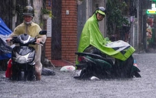 Sở đề nghị trường chủ động, học sinh Hà Nội vẫn đến trường khi mưa ngập lớn