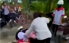 Điều tra vụ một nữ học sinh lớp 8 bị nhóm người đánh hội đồng, hăm dọa gia đình