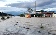 Nước lũ thượng nguồn đổ về gây ngập quốc lộ 1, có điểm ngập sâu đến 1,3m