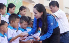 Nữ sinh vùng bão xúc động khi có học bổng: Tựu trường, chưa có quần áo, sách vở mới, em buồn lắm...