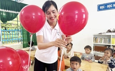 Đáng yêu cảnh cô trò Tăk Pổ quây quần chuẩn bị cho lễ khai giảng