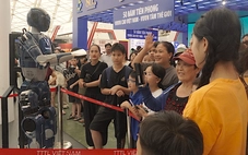 Người dân trầm trồ trước giàn khoan trên biển, đường tải điện xuyên Bắc Nam, robot biết nói