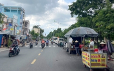 Đường thành chợ hàng rong, xử lý xong lại tái diễn, đề xuất xử phạt tại chỗ