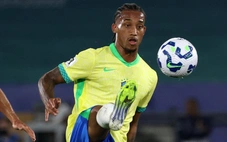 Tiền đạo tuyển Brazil nôn mửa trên sân sau khi va chạm đồng đội