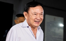 Ông Thaksin không thể bay đến Singapore, chuyển sang Dubai, hứa sẽ về trước 8-9