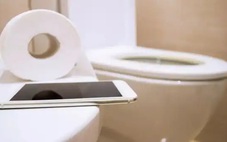 Căn bệnh dễ mắc nếu thường xuyên lướt điện thoại khi đi vệ sinh