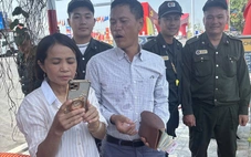 Khách xem Triển lãm thành tựu đất nước may mắn nhận lại túi xách có cả trăm triệu đồng bỏ quên