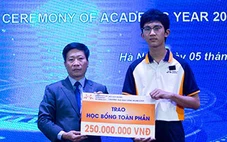 Nam sinh mất 4 người thân vụ lật tàu Hạ Long nhận học bổng toàn phần trong ngày khai giảng