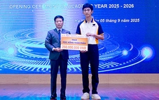 Nam sinh mất 4 người thân vụ lật tàu Hạ Long nhận học bổng toàn phần trong ngày khai giảng