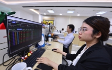 Chứng khoán bất ngờ 'rơi' sâu sau khi vượt mốc lịch sử 1.700