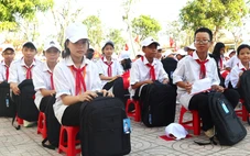 Thầy trò khai giảng bên ngôi trường còn ngổn ngang sau bão
