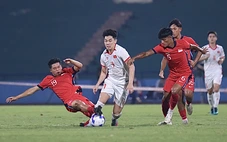 U23 Việt Nam - U23 Singapore (hiệp 1) 0-0: Văn Khang sút phạt nguy hiểm